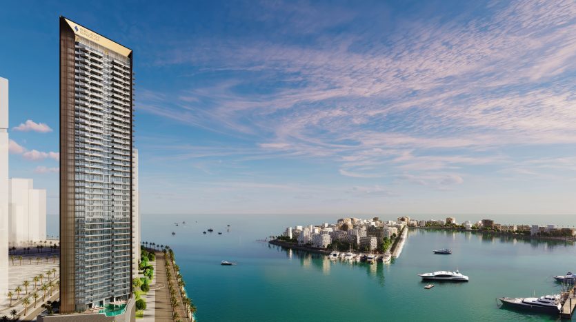 Une vue panoramique d&#039;un paysage urbain côtier avec un grand gratte-ciel en verre sur la gauche, une marina avec des bateaux et un quartier résidentiel avec des villas de luxe à Dubaï s&#039;étendant dans la mer sous un