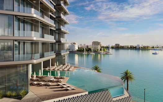 Luxueux immeuble de grande hauteur en bord de mer à Dubaï avec balcons donnant sur une marina remplie de bateaux, doté d&#039;une piscine à débordement et de transats.