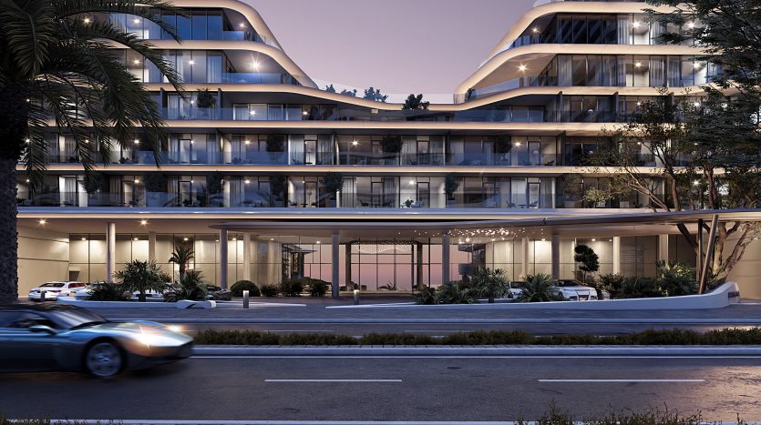 Façade d&#039;hôtel de luxe moderne au crépuscule présentant une architecture élégante et curviligne avec des balcons éclairés, une entrée spacieuse et des voitures passant sur la route, mettant en évidence une opportunité d&#039;investissement à Dubaï.