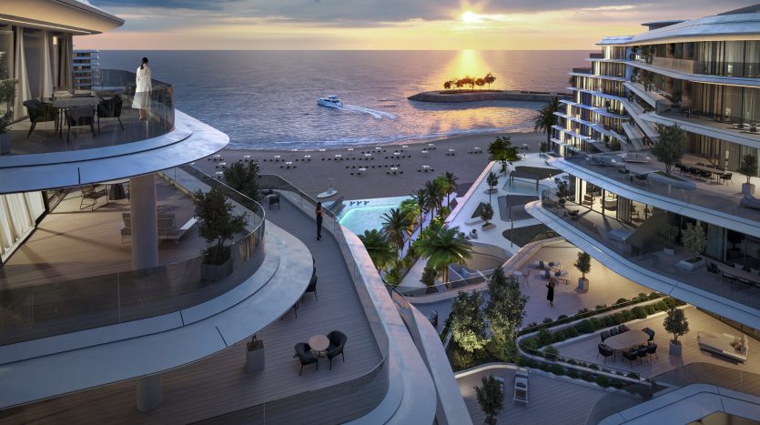Complexe luxueux en bord de mer à Dubaï au coucher du soleil avec plusieurs terrasses, une plage, des bateaux et une île lointaine. Les gens profitent de la vue et des commodités dans un cadre serein.