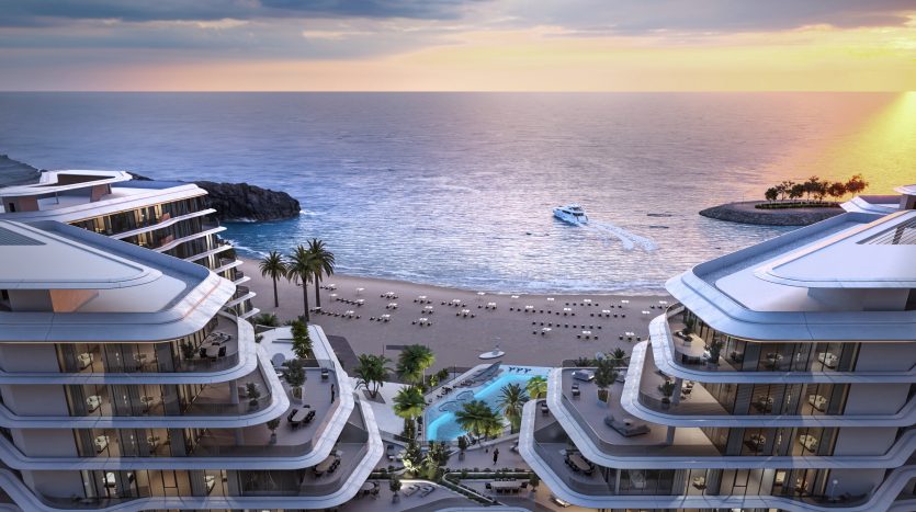 Une station balnéaire luxueuse au coucher du soleil, avec des bâtiments modernes à plusieurs étages, des palmiers, des piscines et une plage de sable adjacente à une mer calme avec un yacht. Idéal pour ceux qui cherchent à investir à Dubaï