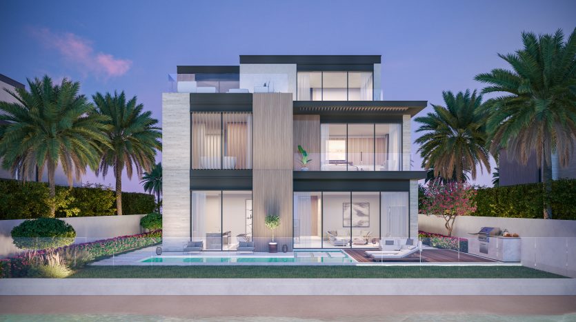 Villa moderne de deux étages à Dubaï avec des intérieurs éclairés, de grandes fenêtres, une piscine au premier plan et entourée de palmiers et de verdure luxuriante au crépuscule.