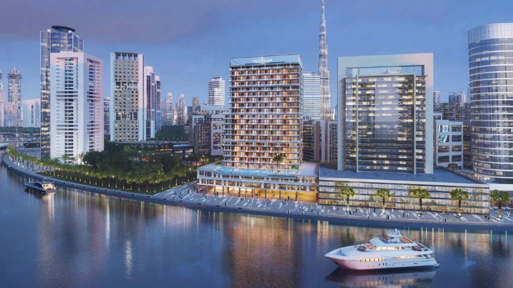 Un horizon urbain moderne au crépuscule avec des gratte-ciel, des bâtiments illuminés et un yacht sur la rivière Dubaï.