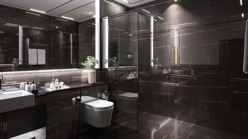Salle de bains moderne dans un appartement de Dubaï avec des murs et un sol en marbre foncé avec des veines dorées, une douche vitrée, des luminaires blancs, des armoires à glace et des plantes décoratives, éclairées par de doux plafonniers.