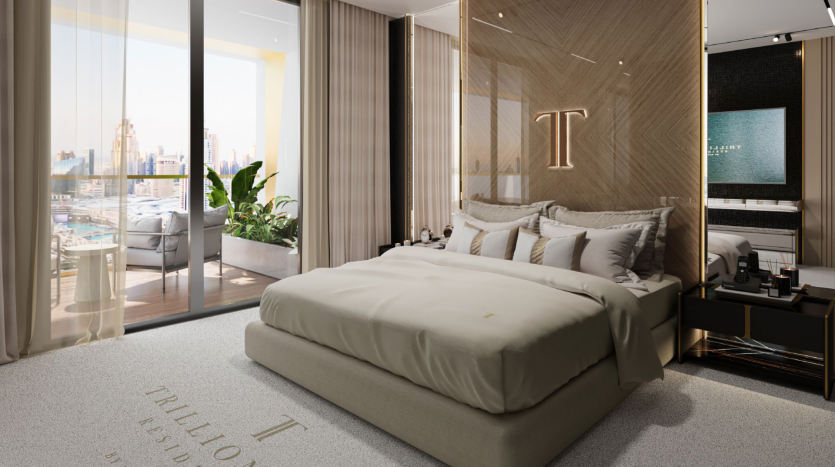 Une chambre de luxe moderne dans une villa de Dubaï avec de grandes fenêtres offrant une vue sur la ville. La chambre dispose d&#039;un grand lit, d&#039;accents en bois et d&#039;un tapis moelleux avec un logo personnalisé. Des rideaux légers et aérés ajoutent