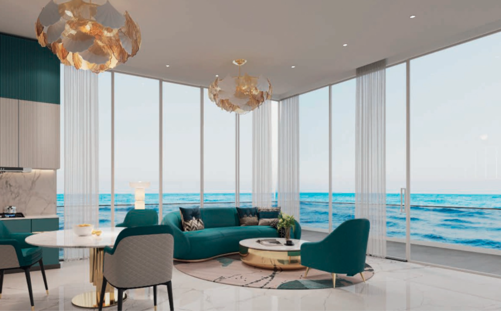 Un salon moderne en bord de mer avec des baies vitrées offrant une vue sur la plage, des canapés bleu sarcelle, des luminaires dorés contemporains et une élégante salle à manger blanche et noire dans une luxueuse villa de Dubaï.