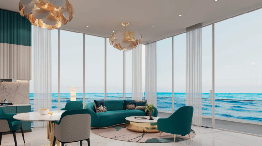 Un salon moderne en bord de mer avec des baies vitrées offrant une vue sur la plage, des canapés bleu sarcelle, des luminaires dorés contemporains et une élégante salle à manger blanche et noire dans une luxueuse villa de Dubaï.