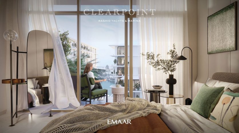 Intérieur de chambre luxueux avec une esthétique design moderne dans un appartement à Dubaï. Une femme est assise près de la fenêtre, donnant sur une marina. La chambre dispose d&#039;un mobilier élégant et d&#039;accents de décoration, créant un espace élégant et
