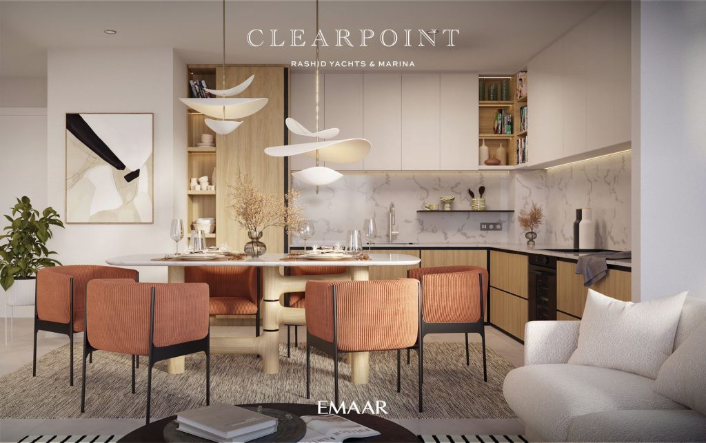 Design d&#039;intérieur de salle à manger moderne avec une table en bois, des chaises orange et des luminaires décoratifs dans une villa à Dubaï, décoré dans un thème sophistiqué d&#039;inspiration maritime par &quot;clearpoint rashid yachts &amp;