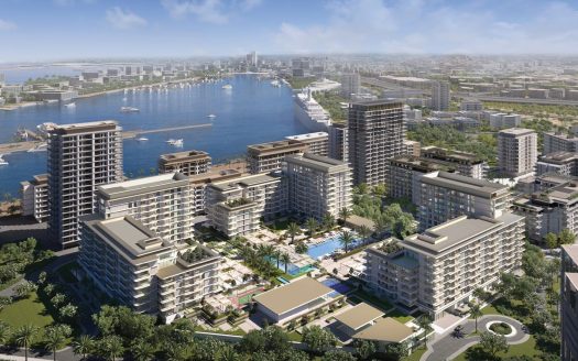 Vue aérienne d'un quartier résidentiel moderne en bord de mer avec plusieurs immeubles de grande hauteur, des espaces verts luxuriants et une marina animée avec des bateaux, le tout surplombant les toits de la ville et la rivière de Dubaï.