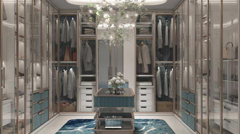 Dressing de luxe dans une villa de Dubaï avec murs en miroir, éclairage intégré et îlot central. Le placard comprend des étagères et des penderies remplies de vêtements et d’une plante décorative au-dessus.