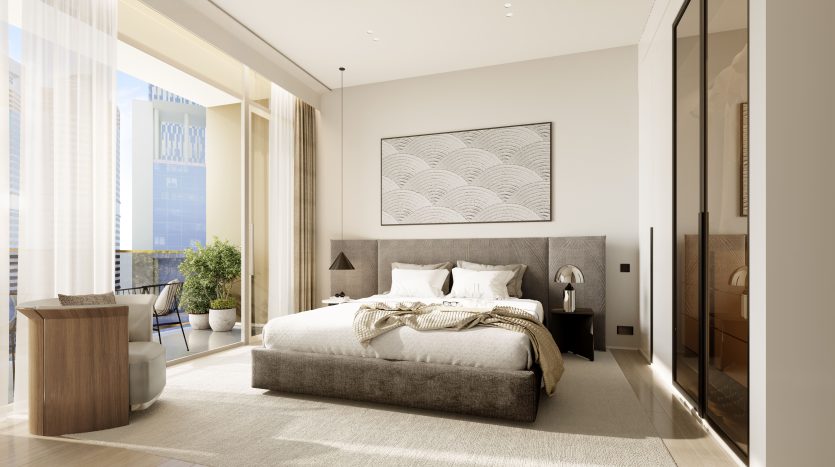 Chambre moderne dans un appartement de Dubaï avec un grand lit, une décoration dans des tons ocre, une œuvre d&#039;art murale, des baies vitrées avec des rideaux transparents et un petit balcon. La lumière naturelle remplit la pièce.