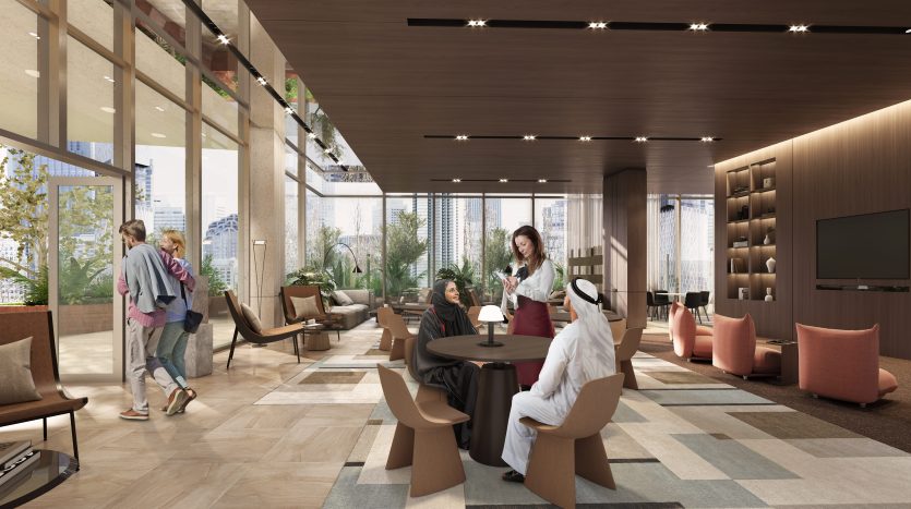 Hall de bureau moderne avec divers groupes de personnes engagées dans des conversations et utilisant des appareils numériques. L&#039;espace comprend des sièges élégants, des boiseries et de grandes fenêtres offrant une vue panoramique sur les toits de Dubaï.