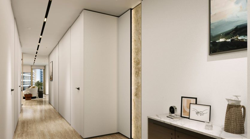 Couloir moderne dans un appartement à Dubaï doté de portes blanches élégantes, de parquet, de plafonniers encastrés et décoré d&#039;œuvres d&#039;art et d&#039;une petite console au décor minimaliste.