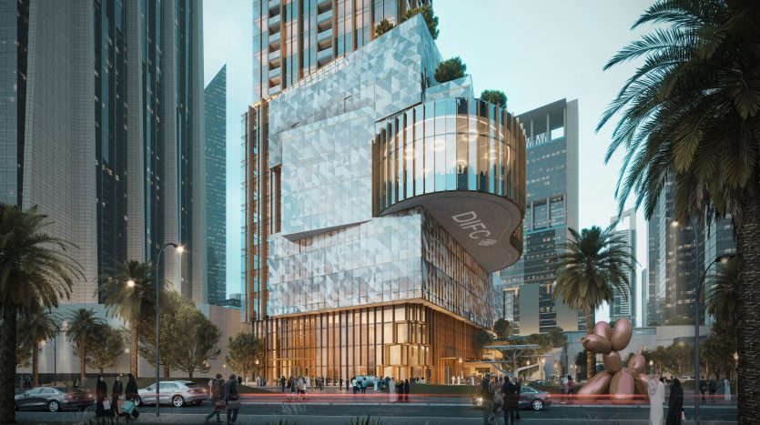 Gratte-ciel moderne avec façade en verre et détails en bois dans une zone urbaine animée au crépuscule, avec des palmiers, des piétons et une grande sculpture métallique représentant un ours. Parfait pour investissement Dubaï.