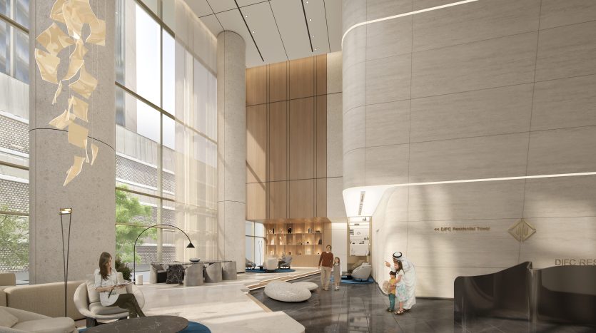 Un hall d&#039;hôtel moderne doté de grandes fenêtres en verre, de hauts plafonds et d&#039;un mélange de panneaux en bois et de murs en pierre donne l&#039;impression d&#039;un appartement luxueux à Dubaï. Deux personnes sont présentes, une assise et