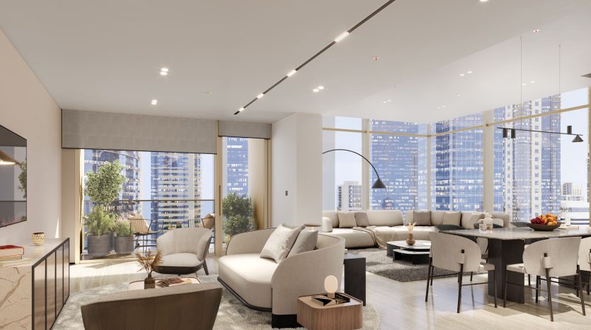 Un vaste salon moderne dans un appartement de Dubaï avec de grandes fenêtres offrant une vue sur la ville, un canapé sectionnel, un coin repas et un éclairage élégant. Des tons neutres et une décoration contemporaine rehaussent l&#039;espace ouvert.