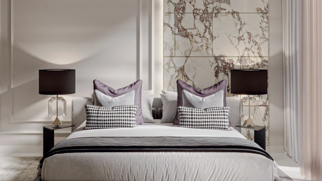 Chambre élégante dans une villa de Dubaï comprenant un lit double avec une literie grise et blanche, des oreillers à carreaux vichy et des lampes de table sombres sur des tables de nuit en miroir. Un mur de marbre luxueux complète la palette de couleurs sereine