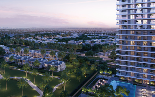 Vue aérienne d'un quartier résidentiel luxueux de Dubaï comprenant des villas modernes entourées d'une verdure luxuriante, avec un immeuble de grande hauteur sur la droite et un horizon de la ville visible au loin au crépuscule.
