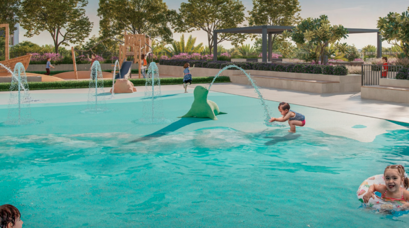 Des enfants jouent joyeusement dans une aire de jeux d&#039;eau avec des jets d&#039;eau et des fontaines en forme d&#039;animaux, dans un parc luxuriant, par une journée ensoleillée à Dubaï.