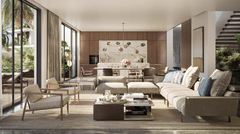Salon moderne et spacieux dans une villa de Dubaï avec une décoration élégante comprenant un canapé sectionnel moelleux, des chaises élégantes, des panneaux en bois et une vue sur la verdure extérieure à travers de grandes portes coulissantes en verre.