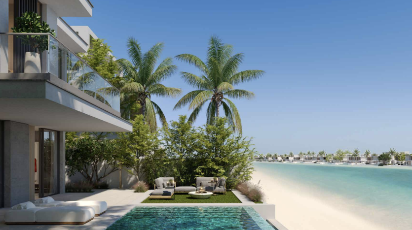 Villa de luxe moderne en bord de mer à Dubaï avec une piscine à débordement, des palmiers et une vue sur un océan tranquille sous un ciel bleu clair. Le mobilier extérieur améliore le cadre serein.