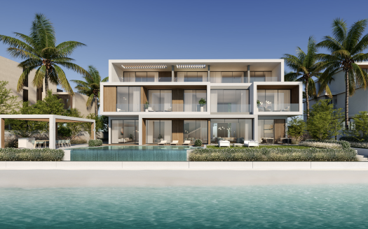 Villa moderne en bord de mer à Dubaï avec de grandes fenêtres en verre, plusieurs balcons et une piscine entourée de palmiers sous un ciel bleu clair.