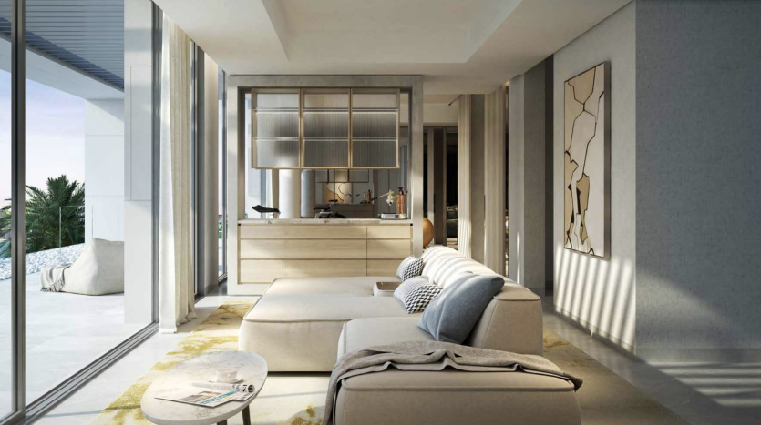 Un espace de vie moderne et luxueux avec des meubles élégants de couleur crème, des baies vitrées et une vue donnant sur un patio ensoleillé dans une villa distinguée de Dubaï. La lumière naturelle remplit la pièce, mettant en valeur