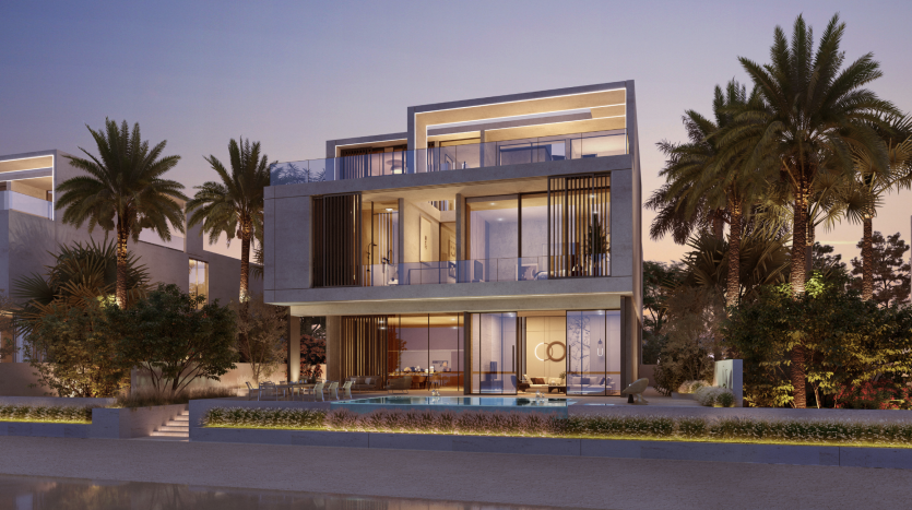 Une villa moderne et luxueuse sur deux étages à Dubaï avec de grandes fenêtres vitrées, éclairées le soir. La villa est entourée de palmiers et dispose d&#039;une piscine en face.