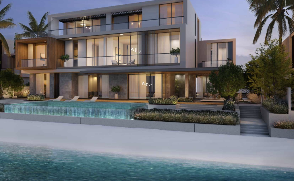 Appartement de plage moderne sur deux étages à Dubaï avec de grandes fenêtres en verre, des balcons et une piscine éclairée par les lumières du soir, entourée de jardins paysagers.