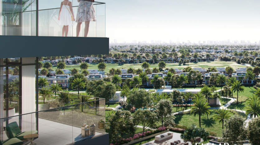 Vue depuis un balcon moderne donnant sur un quartier résidentiel luxuriant avec des jardins bien entretenus et des rangées de maisons contemporaines à Dubaï. Deux personnes sont visibles sur un coin transparent du balcon au-dessus.