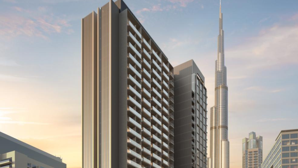 Paysage urbain moderne composé d&#039;un groupe d&#039;immeubles de grande hauteur, dont un gratte-ciel particulièrement haut avec une flèche, sur fond de ciel doré et doux à l&#039;aube ou au crépuscule à Dubaï.