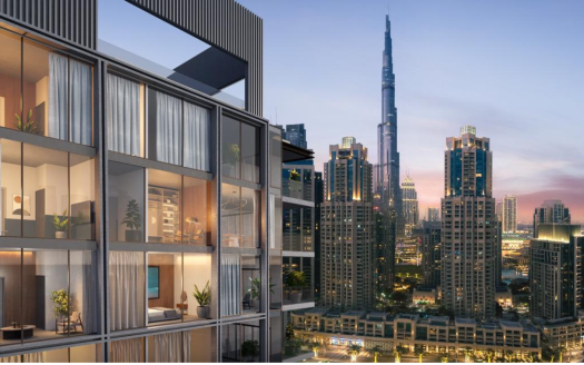 Vue depuis le balcon d'un appartement moderne présentant l'intérieur avec un éclairage chaleureux, donnant sur les toits de la ville avec de grands immeubles et le Burj Khalifa à Dubaï au crépuscule. Idéal pour ceux qui s'intéressent à l'immobilier Dubaï.
