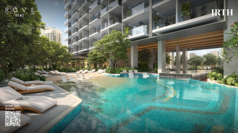 Une luxueuse piscine extérieure dotée d&#039;une eau bleu clair entourée de chaises longues, bordée de plantes vertes luxuriantes et surplombée par des immeubles d&#039;appartements modernes à plusieurs étages à Dubaï.