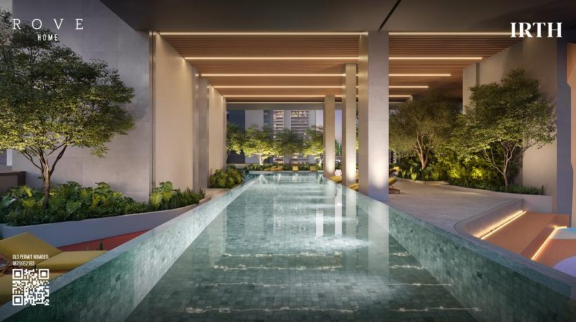 Vue nocturne d&#039;une piscine extérieure moderne dans une villa de luxe à Dubaï, flanquée de hautes colonnes et d&#039;une verdure luxuriante, avec un code QR dans le coin.