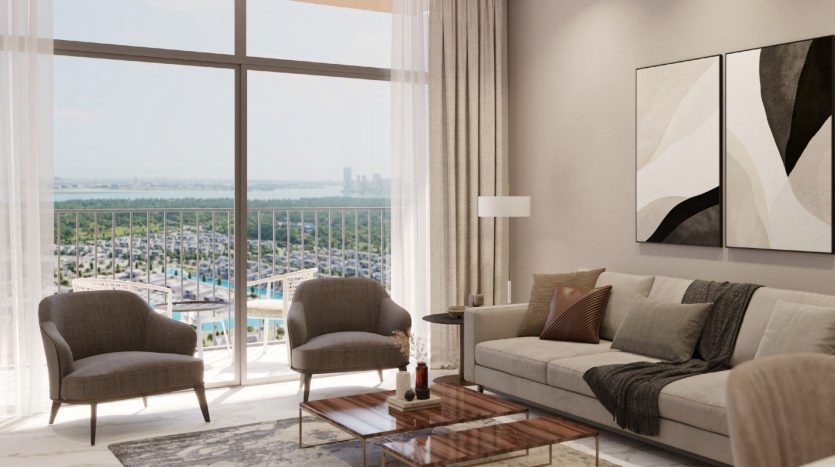 Un salon moderne dans une villa de Dubaï avec de grandes fenêtres donnant sur un paysage urbain. La pièce comprend un canapé beige, deux fauteuils gris, une table basse en verre et des œuvres d&#039;art murales abstraites. Naturel