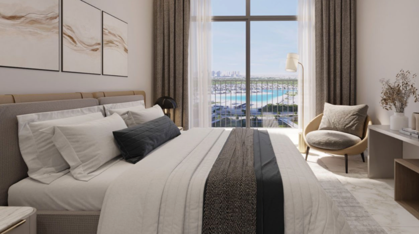 Une chambre moderne dans une villa de Dubaï avec un grand lit, des couvertures beiges et noires et de nombreux oreillers. Un bureau et une chaise se trouvent à droite, à côté d&#039;une fenêtre avec vue sur la ville
