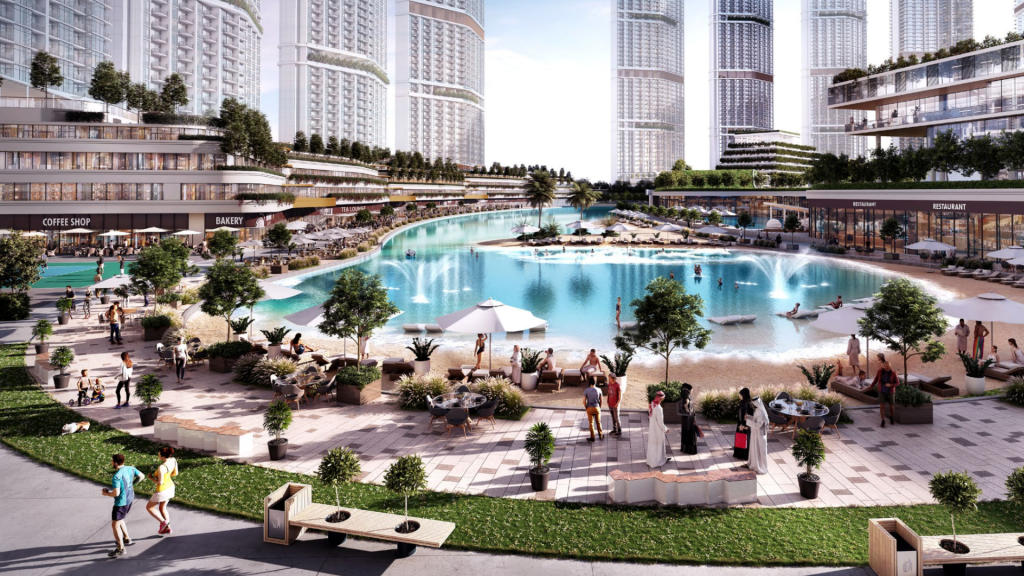 Une plage urbaine animée avec une grande piscine entourée de gratte-ciel. Les gens se détendent sur des chaises longues et explorent les commodités à proximité comme les restaurants et les magasins, proposés par les agences immobilières locales de Dubaï.