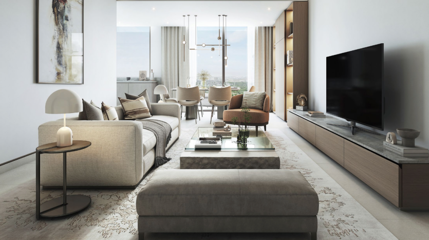 Salon moderne dans une villa à Dubaï avec un canapé beige, un pouf assorti et des meubles en bois, face à une télévision à écran plat. De grandes fenêtres offrent une vue sur le paysage urbain. Un coin repas