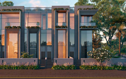 Maisons de ville modernes avec fenêtres en verre réfléchissant et jardins verticaux intégrés à la façade. Alors que le soleil couchant projette une lueur chaleureuse, mettant en valeur un aménagement paysager bien entretenu parsemé de divers arbres et buissons, cela illustre