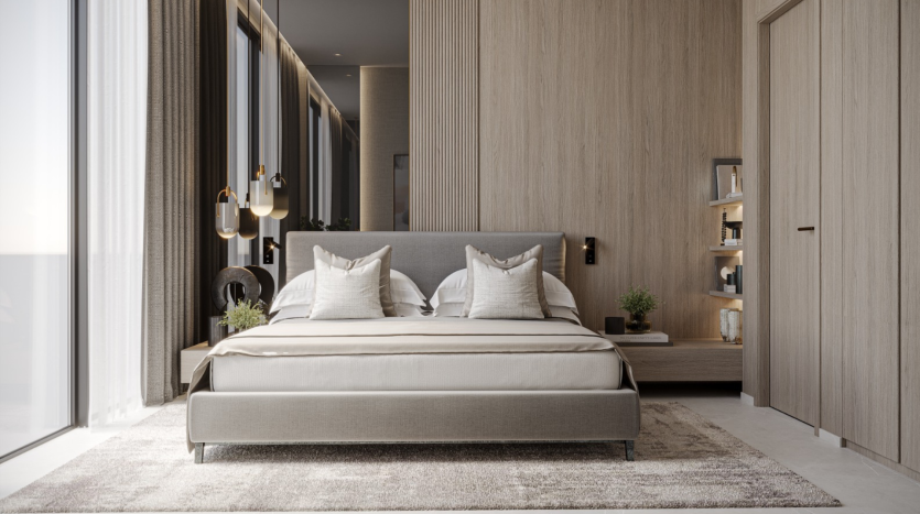 Chambre moderne dans un appartement de Dubaï comprenant un grand lit avec des draps et des oreillers gris, flanqué de lampes dorées, adossé à des murs lambrissés en bois et des baies vitrées avec des rideaux transparents.