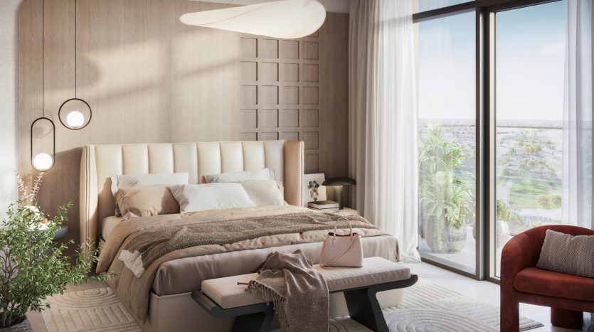 Une chambre moderne et élégante dans une villa à Dubaï, comprenant un grand lit avec une tête de lit capitonnée, une literie élégante, un banc avec un sac à main dessus, un fauteuil rouge, des objets décoratifs