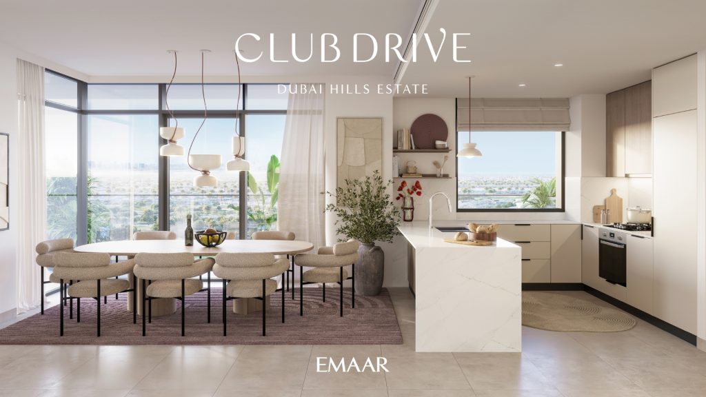 Une cuisine et un coin repas luxueux et modernes dans une villa à Dubaï, dans le domaine des collines de Dubaï, dotés de meubles élégants, d&#039;appareils haut de gamme et de grandes fenêtres avec vue.