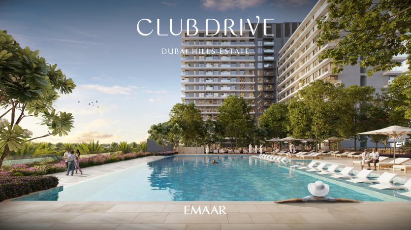 Une piscine extérieure au club drive Dubai Hills Estate, idéale pour investir à Dubaï, avec des gens qui se détendent, des chaises longues sous les parasols, entourée d&#039;arbres et un bâtiment moderne en arrière-plan.