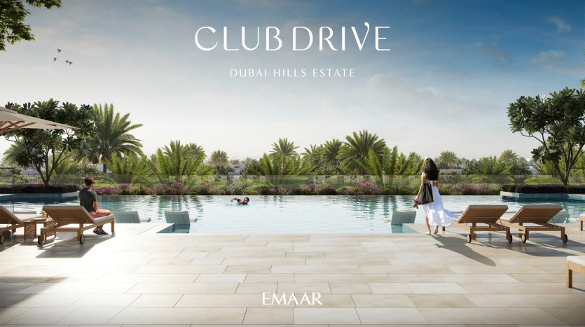 Luxueuse piscine extérieure au Club Drive, Dubai Hills Estate, avec des chaises longues, des gens qui se détendent et une verdure luxuriante sous un ciel clair. Superposition de texte : &quot;Club Drive Dubai Hills Estate - Ema