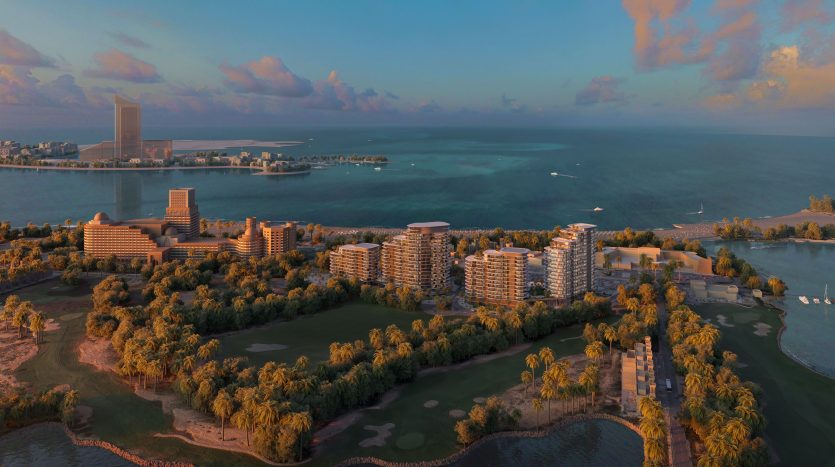 Vue aérienne d&#039;une ville côtière au coucher du soleil, mettant en vedette un parcours de golf luxuriant, plusieurs immeubles de grande hauteur et un horizon océanique serein à proximité d&#039;une agence immobilière de Dubaï, parsemé de nuages vibrants