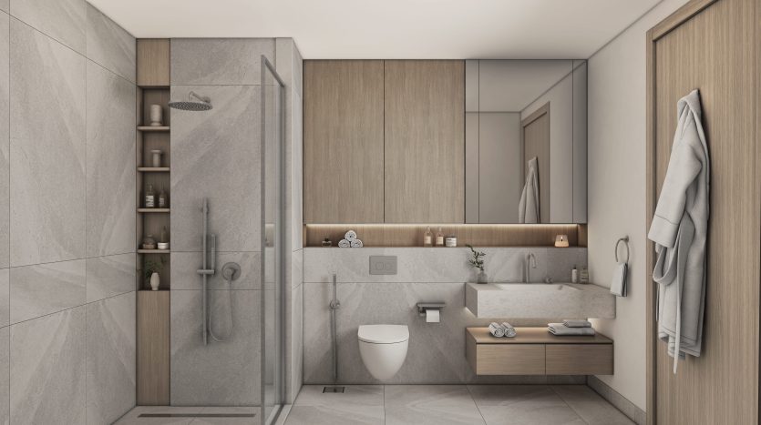 Intérieur de salle de bains moderne dans un appartement de Dubaï avec douche à l&#039;italienne, armoires en bois, lavabo, grand miroir et toilettes blanches. Les tons neutres et les lignes épurées dominent l&#039;espace.