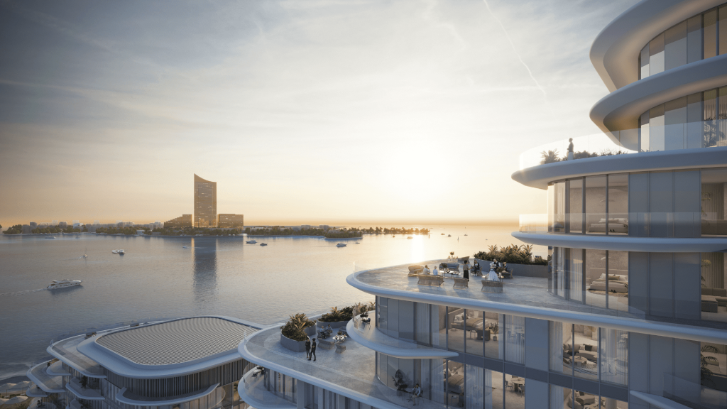 Luxueux gratte-ciel en bord de mer avec balcons incurvés au coucher du soleil, surplombant une baie parsemée de bateaux sous un ciel doux illuminé par le soleil couchant. Idéal pour investissement Dubaï.