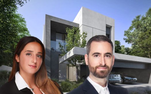 Deux professionnels, une femme et un homme, se superposent sur l’image d’une villa moderne et minimaliste à Dubaï avec une verdure luxuriante et un ciel dégagé.