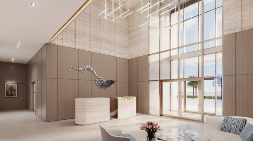 Lobby spacieux avec de hauts plafonds et de grandes fenêtres donnant sur des palmiers, comprenant un bureau de réception en bois, un coin salon moderne et des œuvres d&#039;art murales abstraites dans une villa de Dubaï.